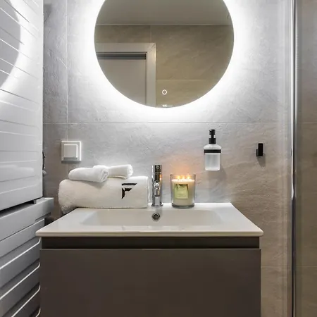 F-apartments - Emperor Size Bed, Center, Contactless