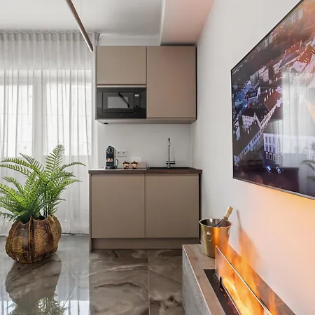 아파트 F-apartments - Emperor Size Bed, Center, Contactless