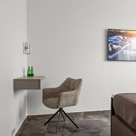 F-apartments - Emperor Size Bed, Center, Contactless