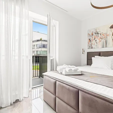 F-apartments - Emperor Size Bed, Center, Contactless