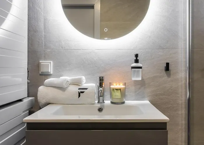 F-apartments - Emperor Size Bed, Center, Contactless