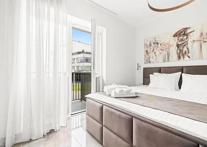 F-apartments - Emperor Size Bed, Center, Contactless